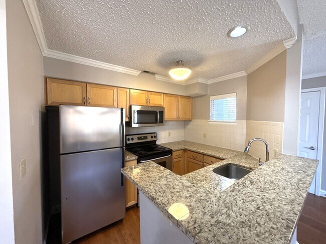 Building Photo - 1 Bedroom Condo Off Randolph Road!