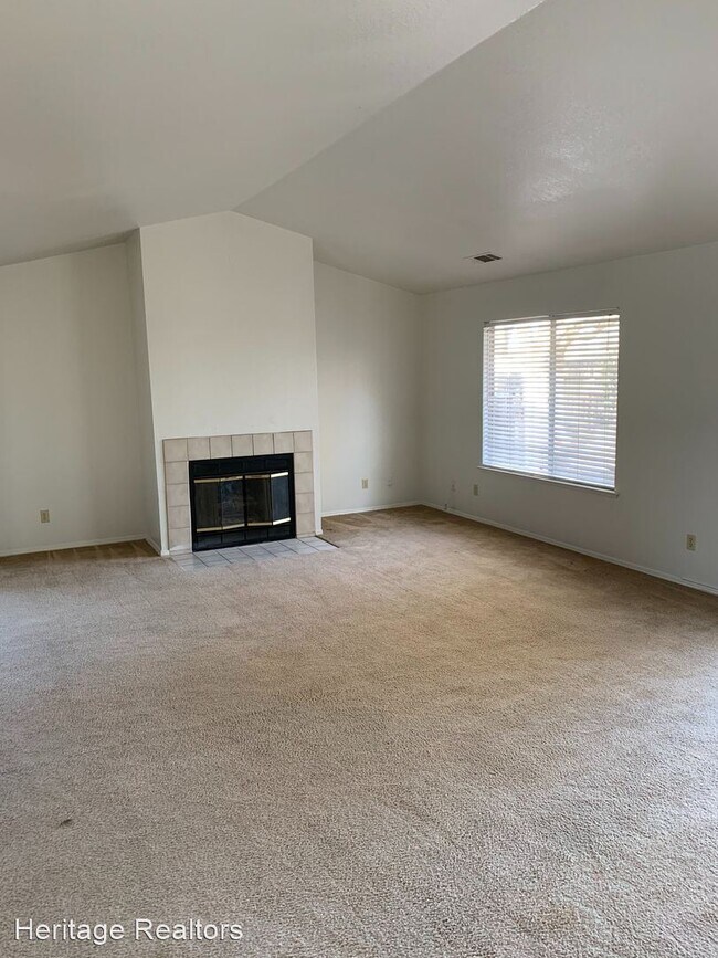 Building Photo - 3 br, 2 bath House - 1090 Cherry Ln