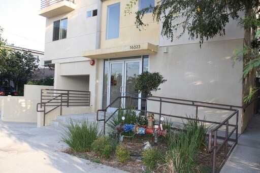 Primary Photo - 16023 Vanowen St