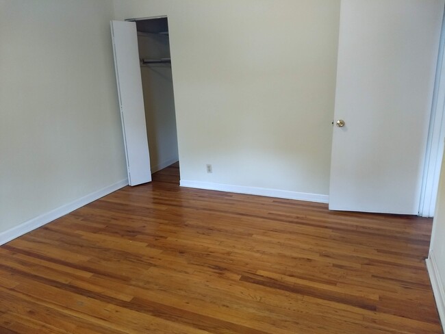 Building Photo - 5932 Belmont Ave