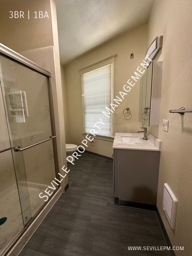 Foto del edificio - TOTALLY REMODELED 3BR / 1BA Upstairs Apart...