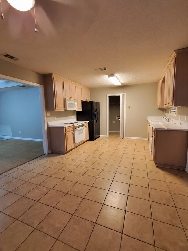 Building Photo - COMING SOON! Nice 3 bedroom in the Heart o...