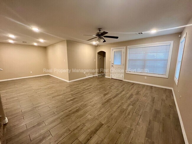 Foto del edificio - 6617 Leightyn Ln
