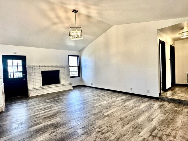 Building Photo - For lease: 3 Bed, 2 Bath Home in Northeast Joplin, MO - $1650.00/Mo| Indoor Storm Shelter/Fenced ...