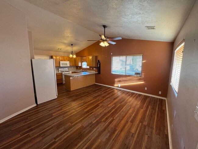 Foto del edificio - 3 Bedroom Home!