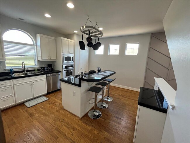 Building Photo - 10801 Greenwillow St