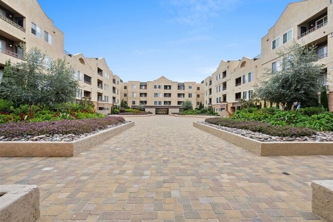 Foto del edificio - Modern 2 Bed Condo with Resort-Style Amenities in UTC