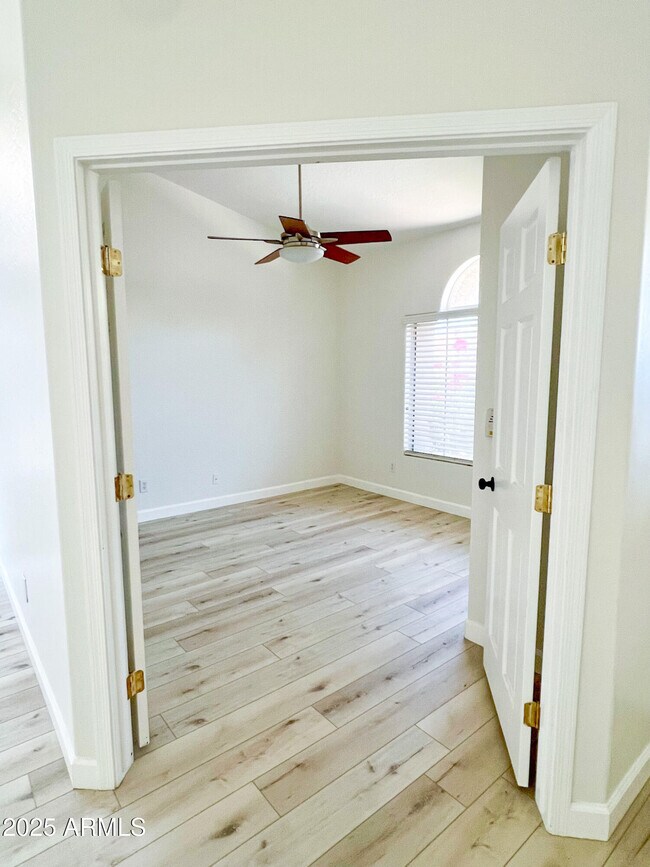 Foto del edificio - 1220 E Briarwood Terrace