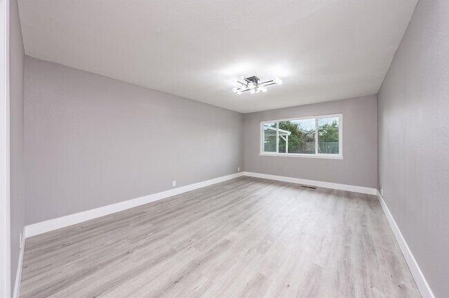 Building Photo - 485 E Sample Ave