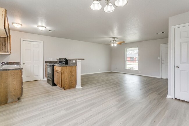 Building Photo - CHARMING HOME