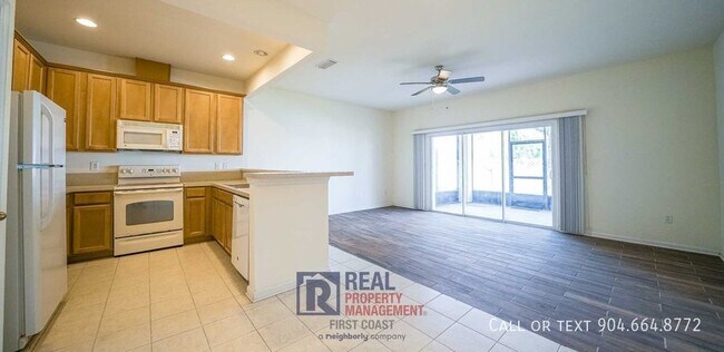 Building Photo - Beautiful Townhome with Screened-in Porch ...