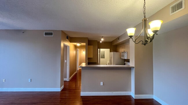 Foto del edificio - 7950 N Nob Hill Rd