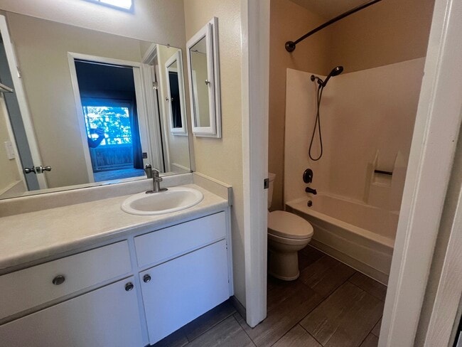 Building Photo - Specious 2-Bedroom Home with Prime Access