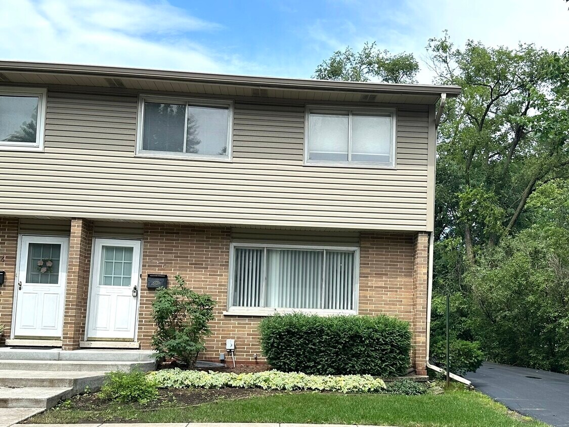 224 S St, Barrington, IL 60010 Townhome Rentals in Barrington