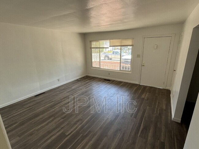 Building Photo - 525 Kirman Ave.