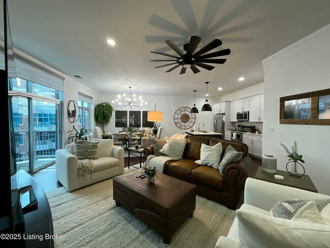 Foto del edificio - 324 E Main St