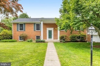 Building Photo - 1023 Westbriar Dr NE