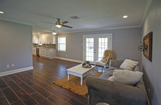 Building Photo - 6002 Duxbury St