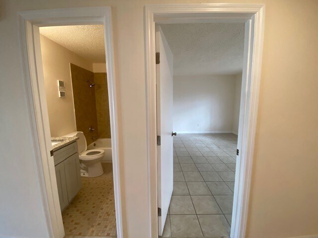 Building Photo - 19 Woodstone Ln