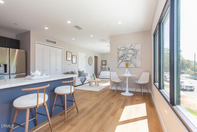 Foto del edificio - 3682 Harriman Ave