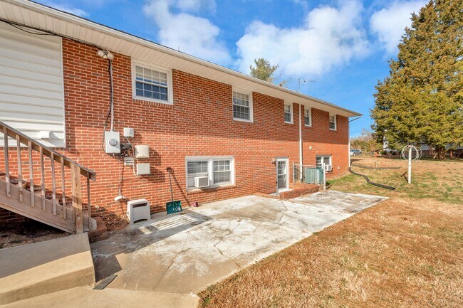 Building Photo - 150 Deacon Rd
