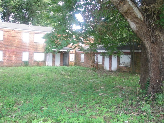 Hermoso lote en esquina. La propiedad tiene cercas, está totalmente limpia. - 385 Joseph E Lowery Blvd NW