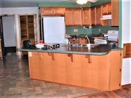 Breakfast bar area. - 696 Township Road 218