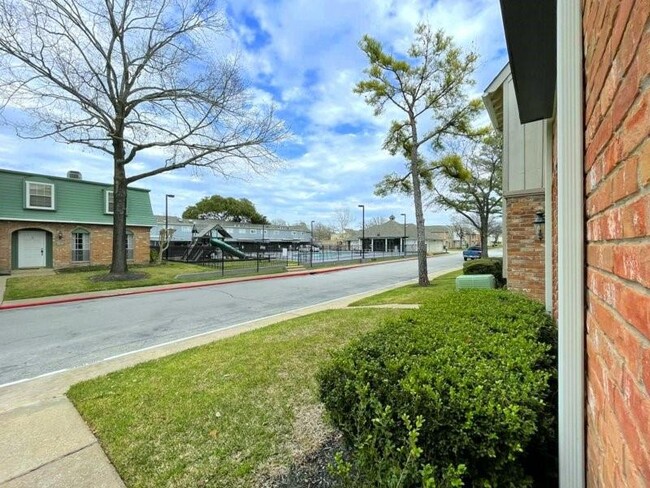 Foto del edificio - 11002 Hammerly Blvd