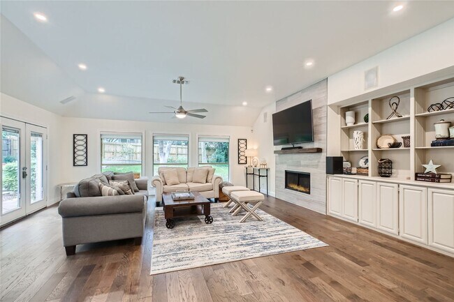 Building Photo - Gorgeous single story home with a POOL!!