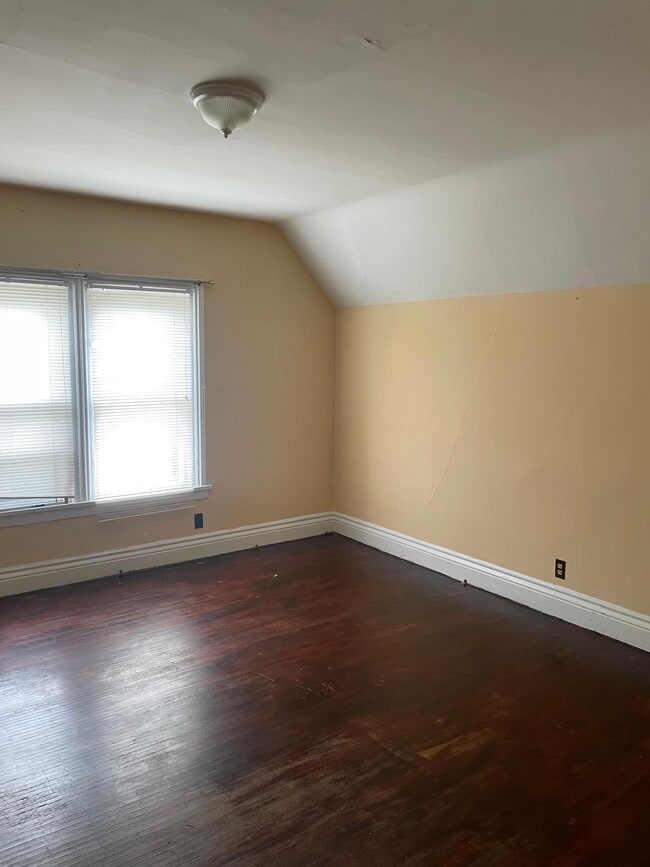 Bedroom - 1481 E Main St
