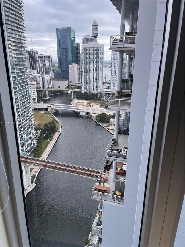 Foto del edificio - 185 SW 7th St