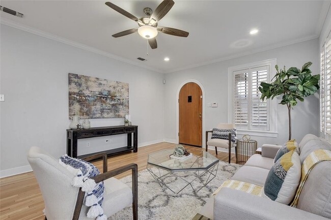 Foto del edificio - 1016 Harwood Pl