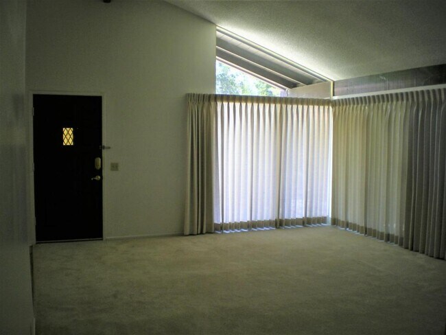 Building Photo - 1325 Seven Hills Dr