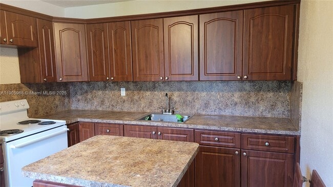 Foto del edificio - 941 NW 99th St