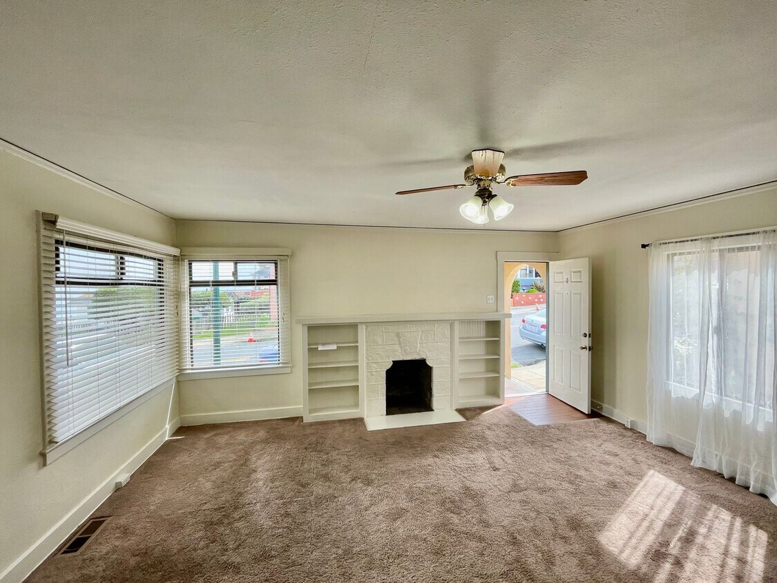 Primary Photo - Fantastic 2 Bedroom 1 Bath Home in Pacific...