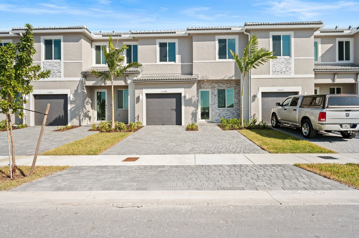 Foto principal - Brand new 3 bed 2.5 bath Townhouse with ya...