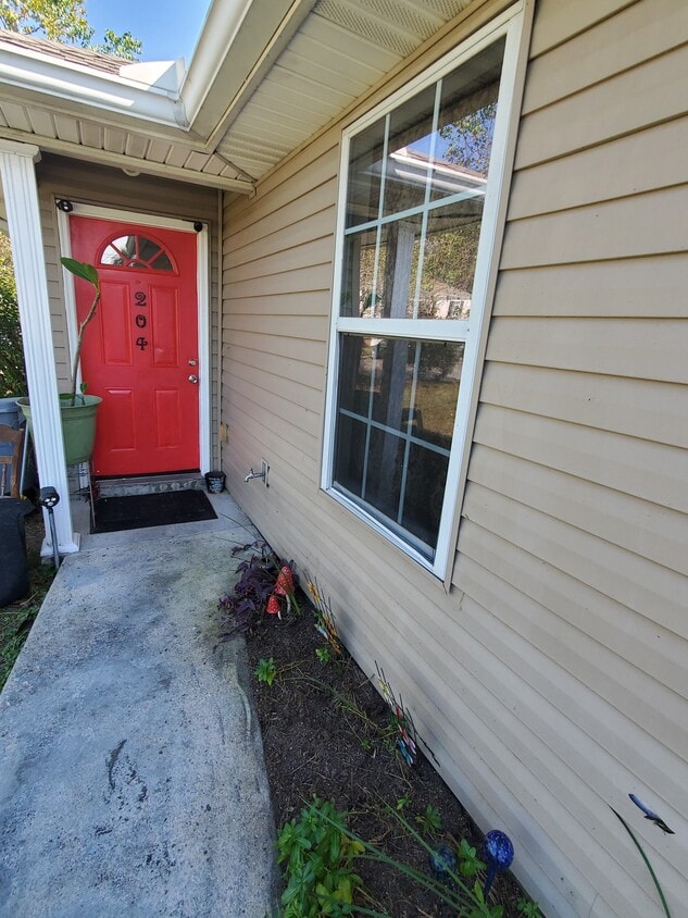 Outside entrance - 204 Parkway North Dr