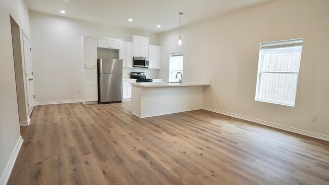 Building Photo - 170 Bailey Ave