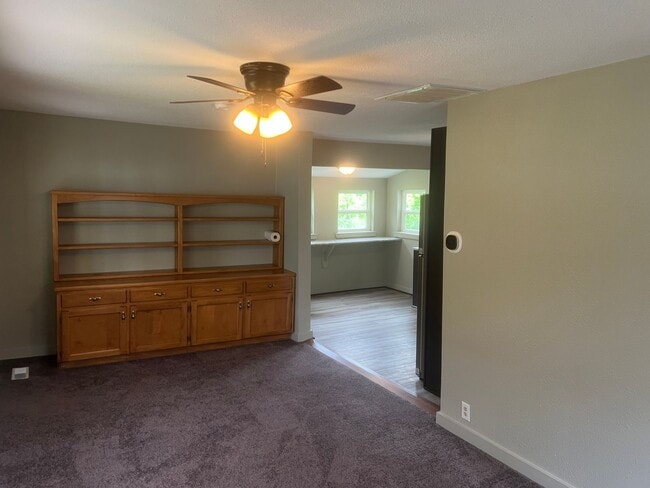 Building Photo - 2 Bed 1 Bath Cottage