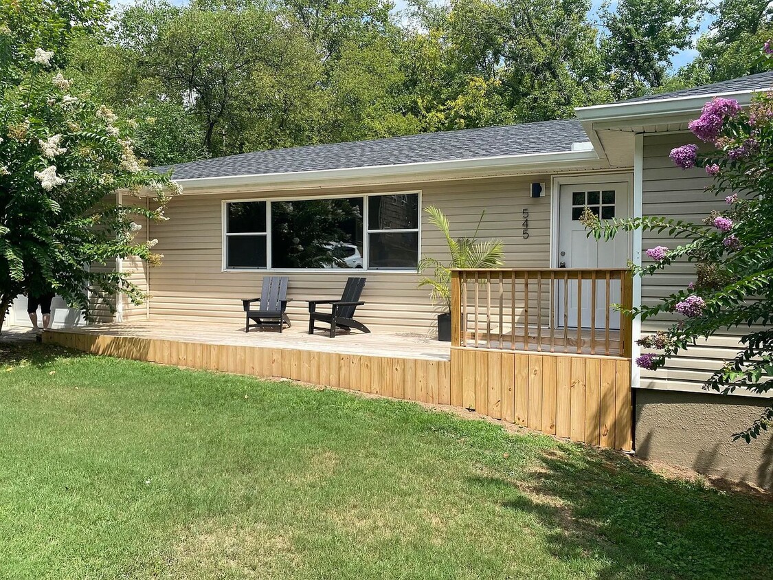 Primary Photo - Freshly Renovated 3 Bedroom 1.5 Bathroom i...