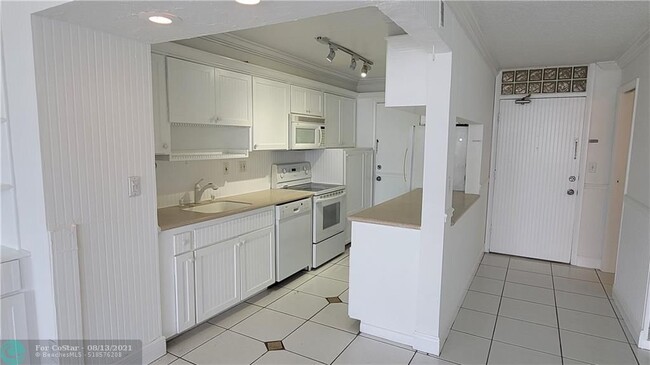 Building Photo - 545 S Fort Lauderdale Beach Blvd