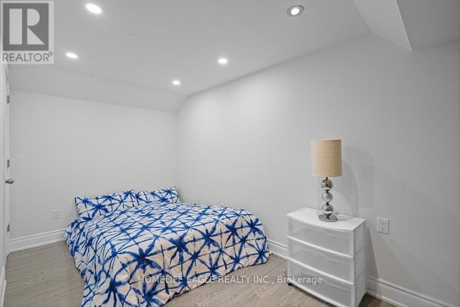 Photo du bâtiment - 98 Lowther Ave