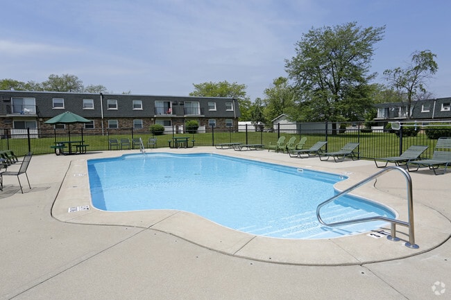 Building Photo - Green Oaks Apartments