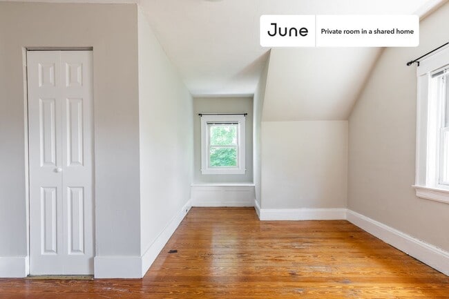 Building Photo - Private bedroom in 9 bed/2 bath Home