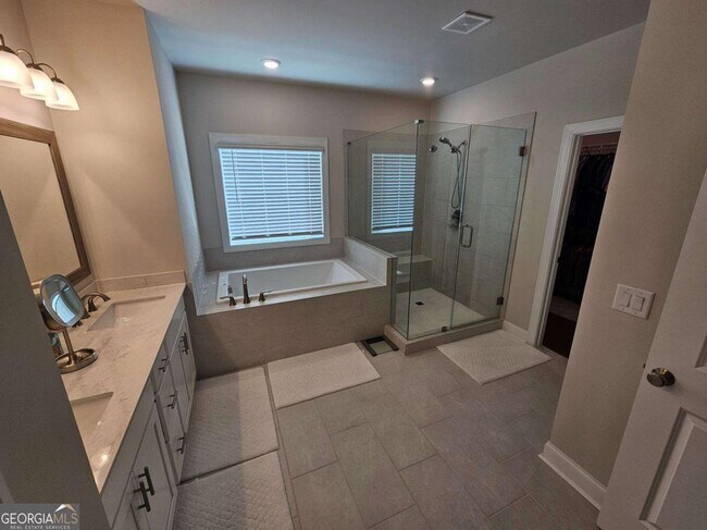 Building Photo - 637 Skytop Dr