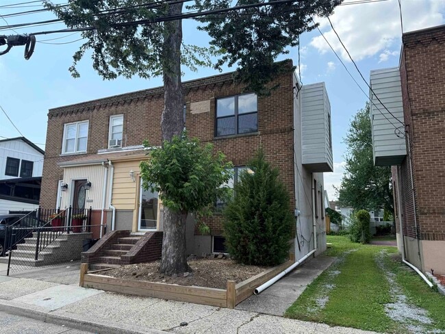 Building Photo - 811 Minnie Pl