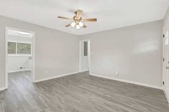 Building Photo - 2833 Altaview Dr SE