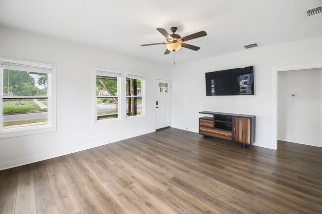 Building Photo - 3 Bedroom and 2 Bathroom located in Highla...