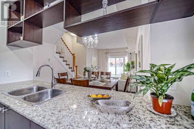 Photo du bâtiment - 315 Village Green Square