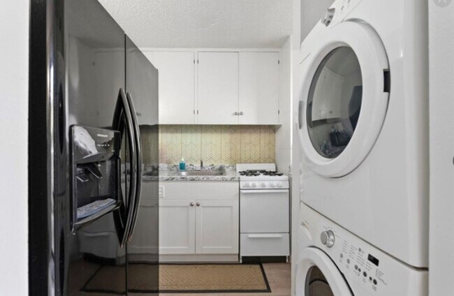 Foto del edificio - Nice & Clean 2 bedrooms, 1 bath and 1 parking apartment is located in Waipiolani Building